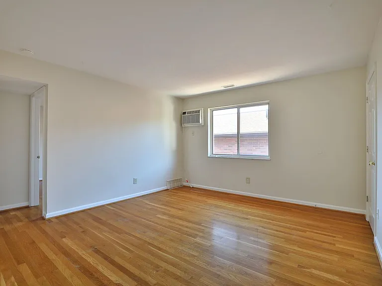 184-194 E Duncan St — Photo 10