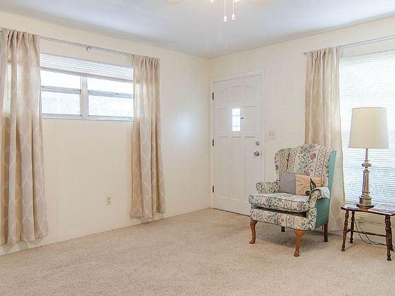 6431 Orchard Dr N Saint-print-005-4-Living Room-4200x2661-300dpi