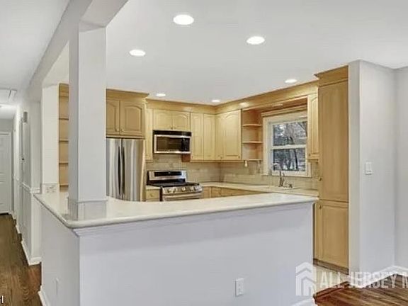 5th image of 10 Cedar St