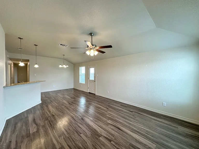 906 Childress Dr — Photo 4
