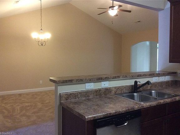 4th image of 121 Chestnut Bend Dr