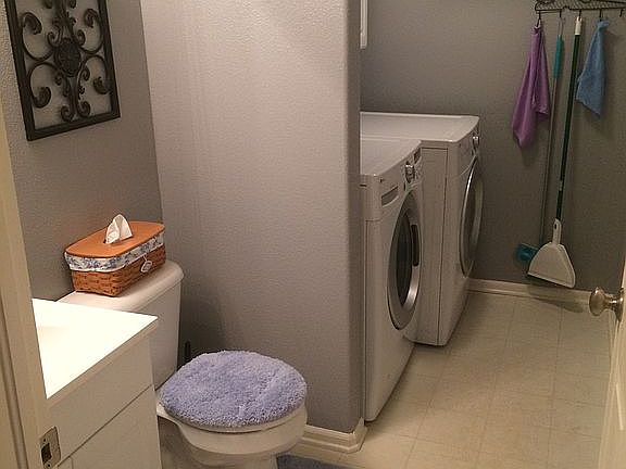 Main level bath & laundry