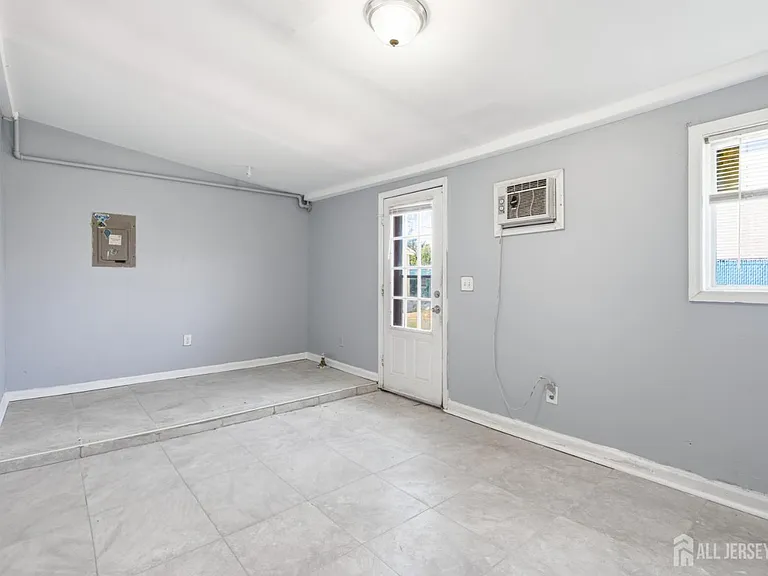 115 N Main St — Photo 10