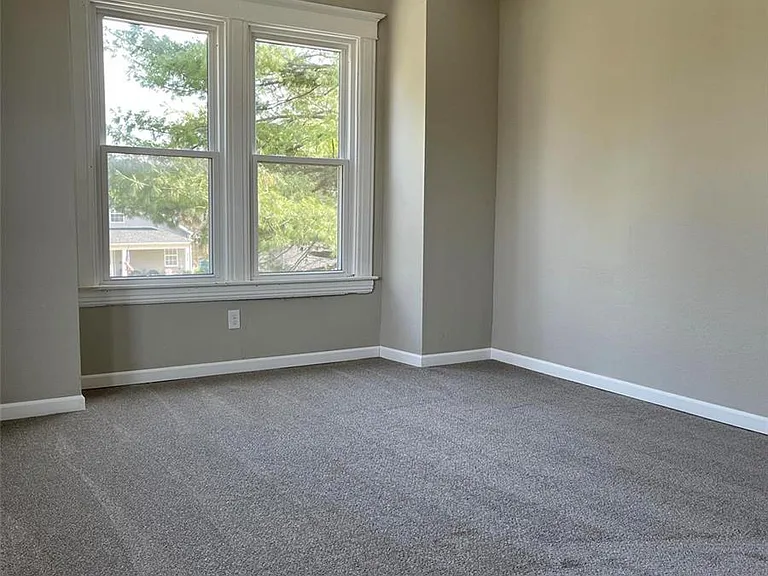 319 N Hesperia St #B — Photo 18