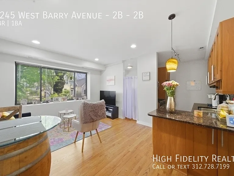2245 W Barry Ave #2B — Photo 5