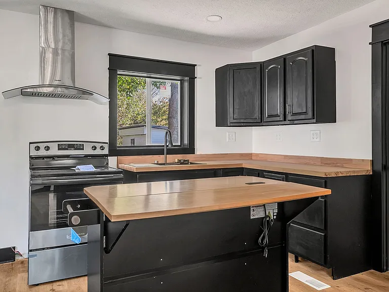 402 England St E — Photo 8