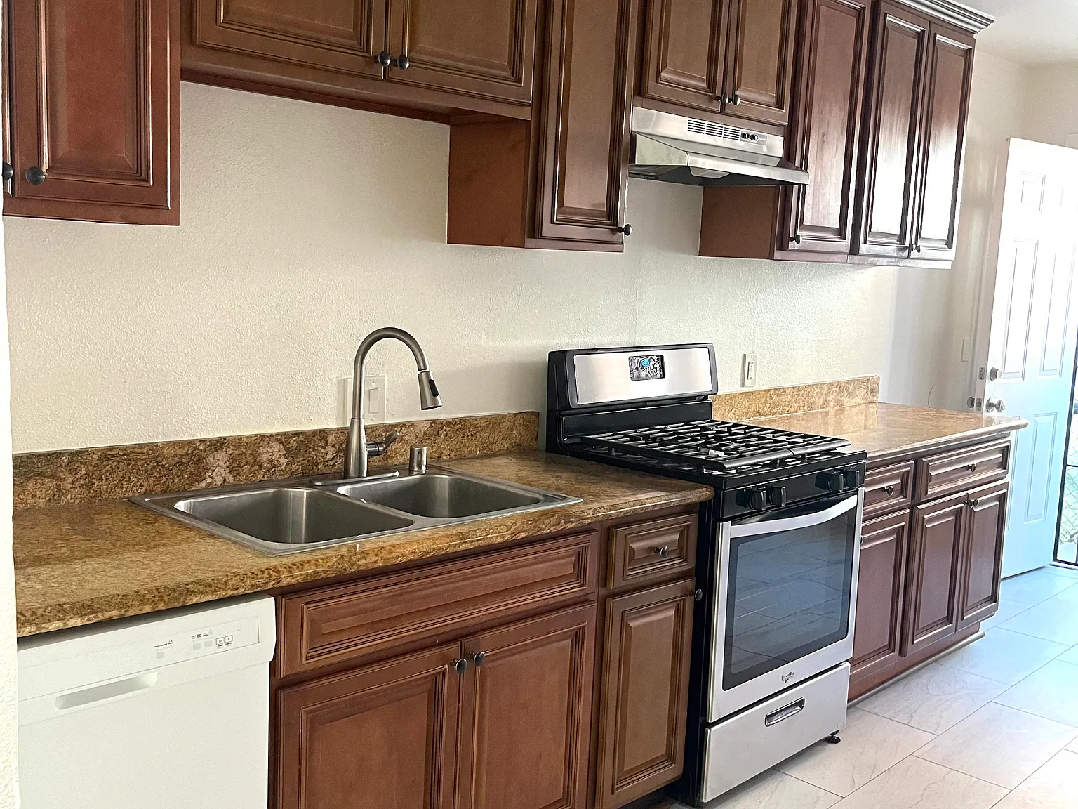 3 bed, 1500 sqft, $3,530 — Photo 4
