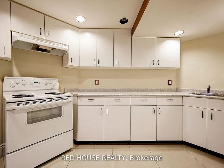 4450 Mayflower Dr #BASEMENT — Photo 11