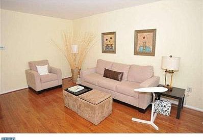 4th image of 318 Green View Ct