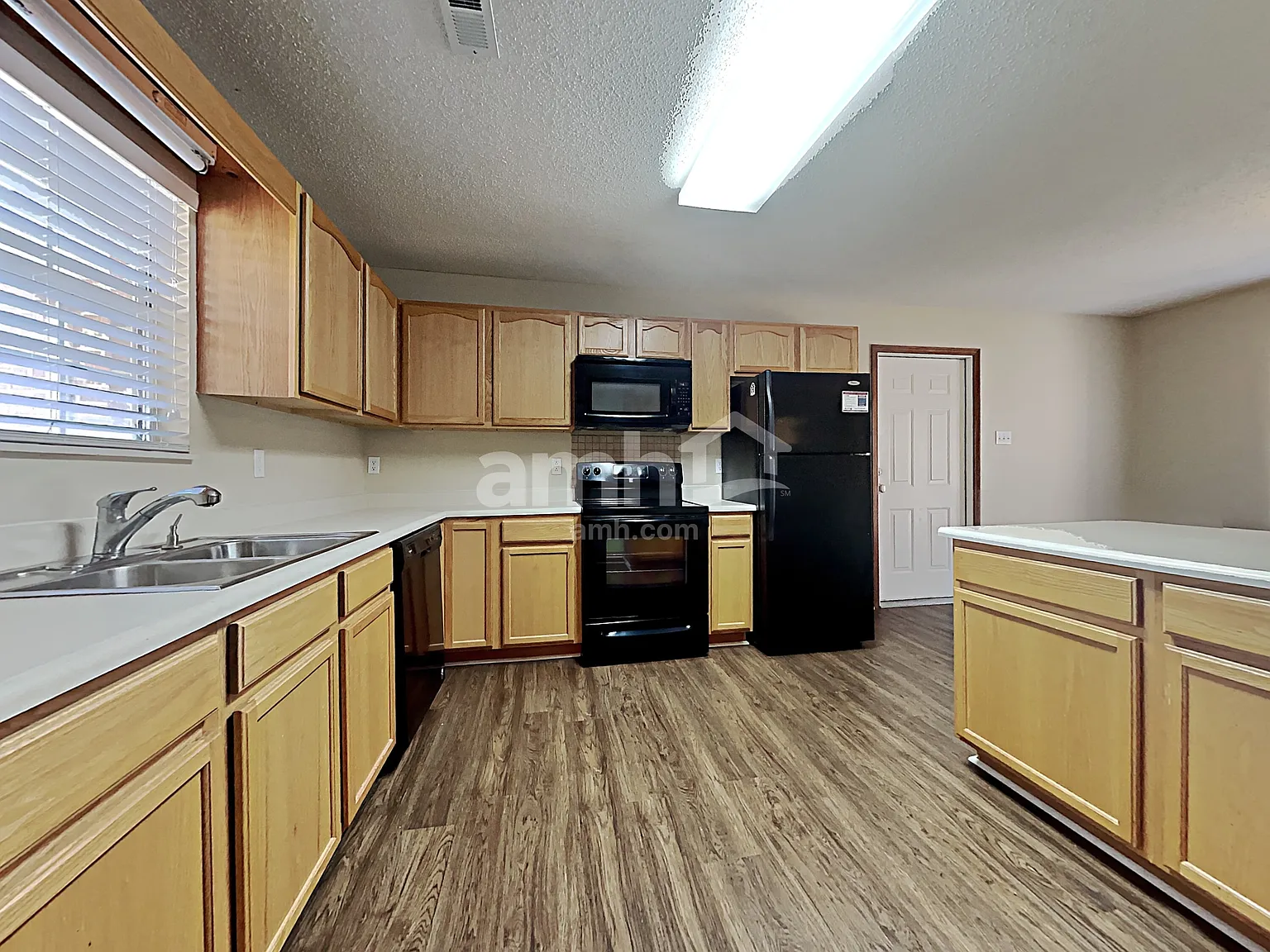 3 bed, 2.0 bath, 1804 sqft, $2,455 — Photo 3