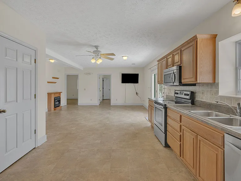 7506 Sleepy Hollow Rd — Photo 11