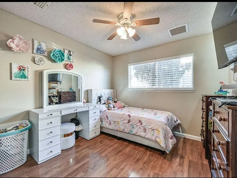 1019 Peg St — Photo 9