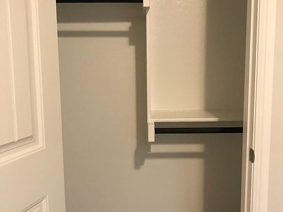 4th image of 300 Oakbluff Dr