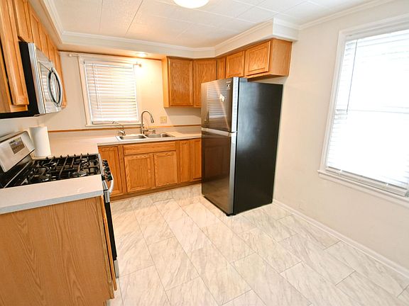5th image of 3118 E Jefferson Blvd
