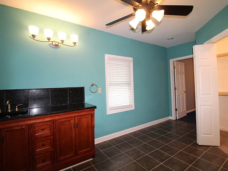 3215 Charlotte St — Photo 21