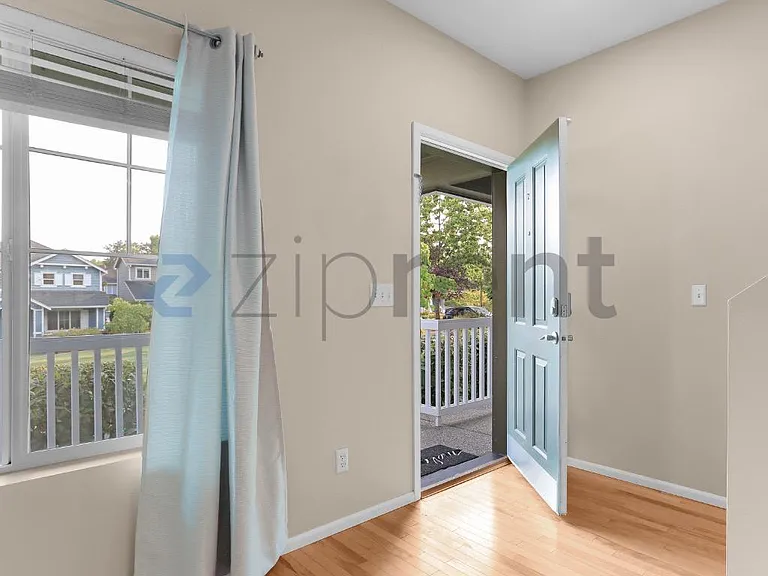 2478 NE Iverson Ln — Photo 2