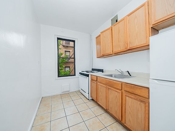 5th image of 56 Bennett Ave APT 4B