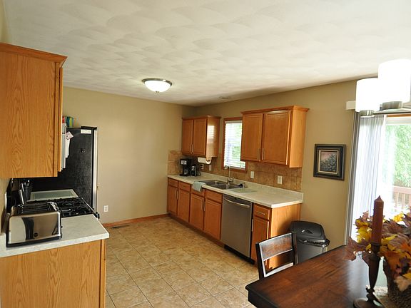 3rd image of 11310 Jasmine Dr