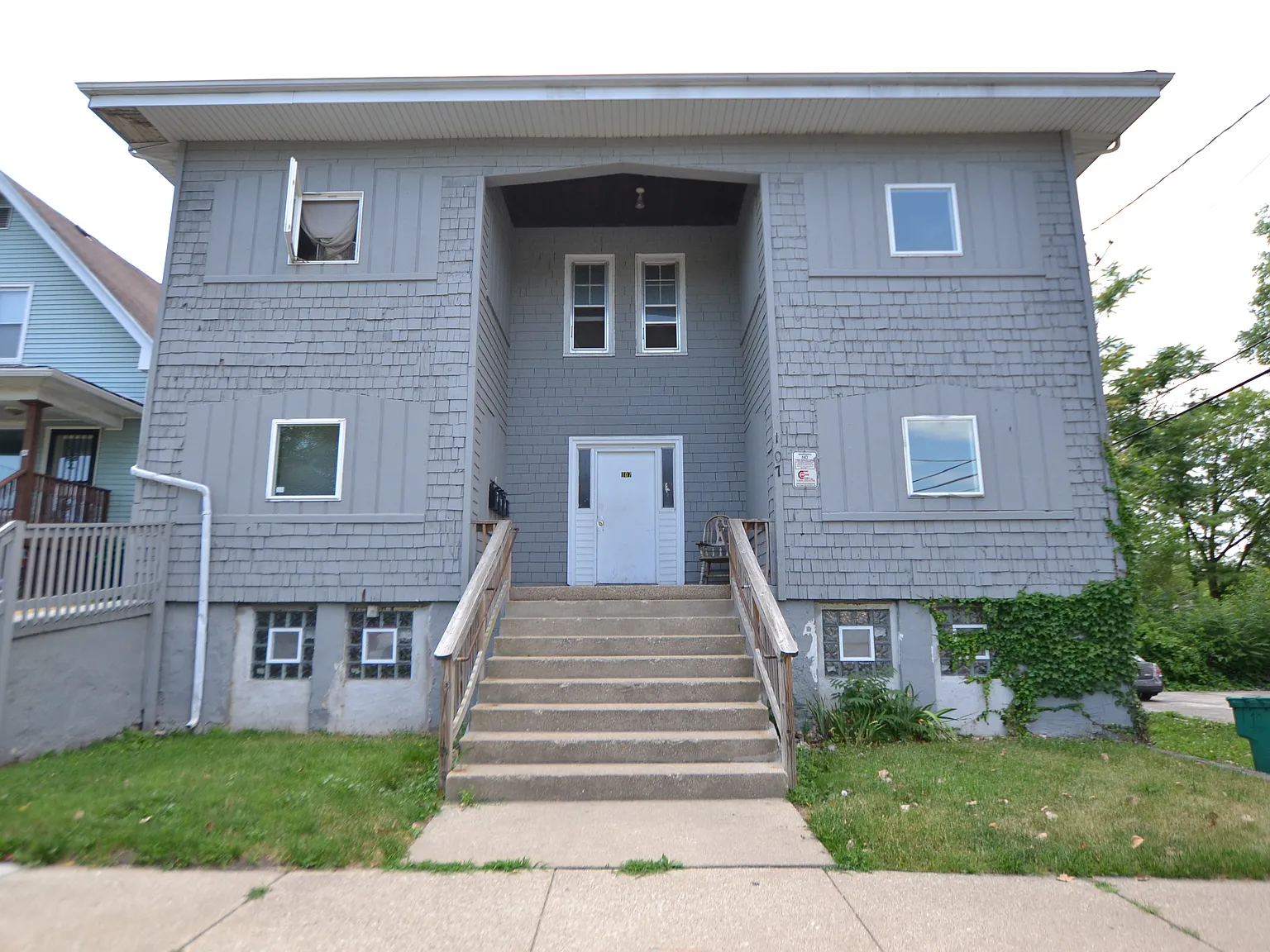 2 bed, 1.0 bath, 864 sqft, $1,095 — Photo 1