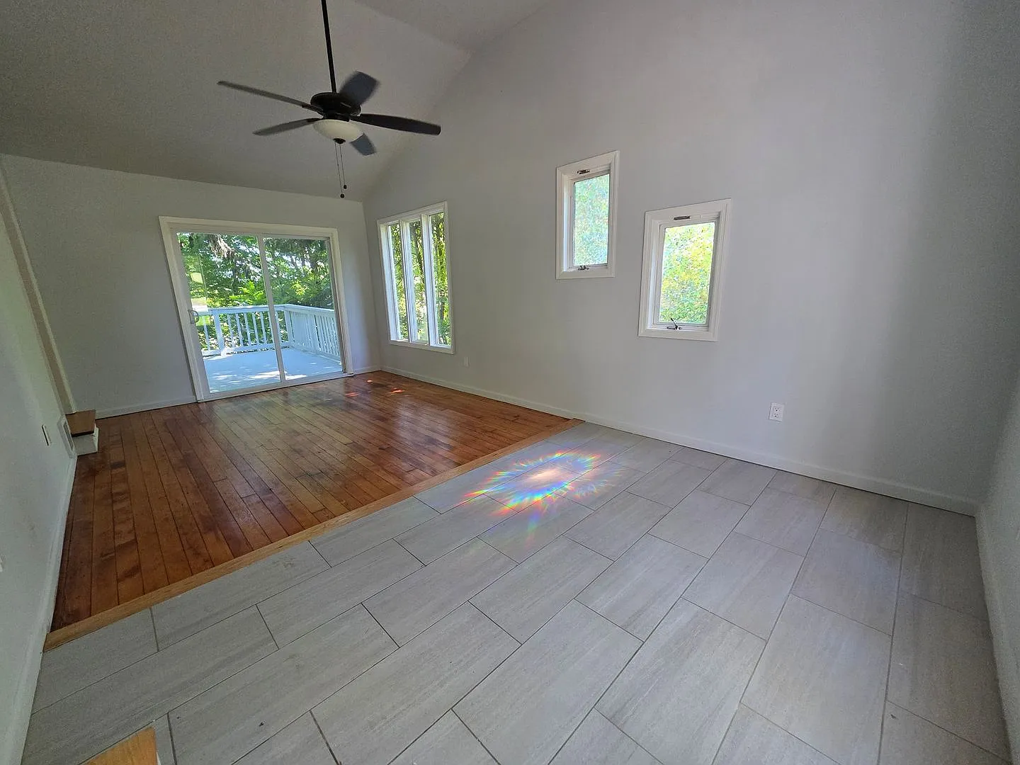 Beautiful Single-Family Home with Spacious Yard and Deck — Photo 4