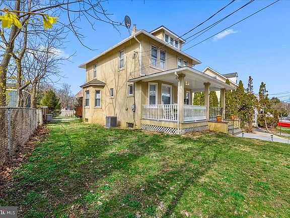 3rd image of 712 E Railroad Ave