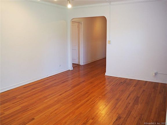 5th image of 126 Woodside Grn APT 1B