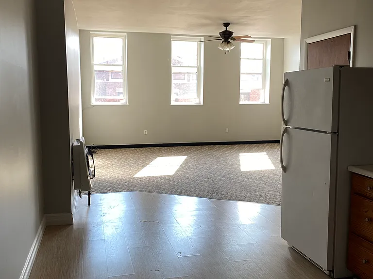 171 W 1st St #4 — Photo 1
