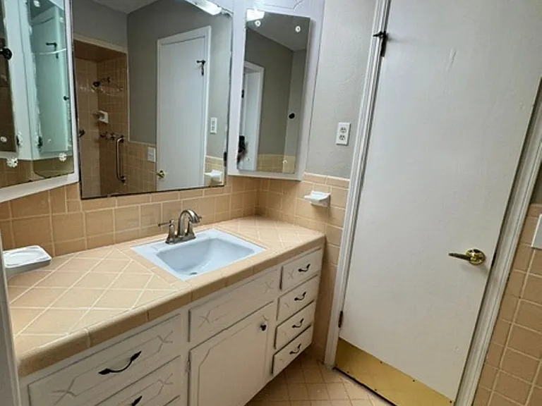 2204 Edgewood Dr — Photo 14