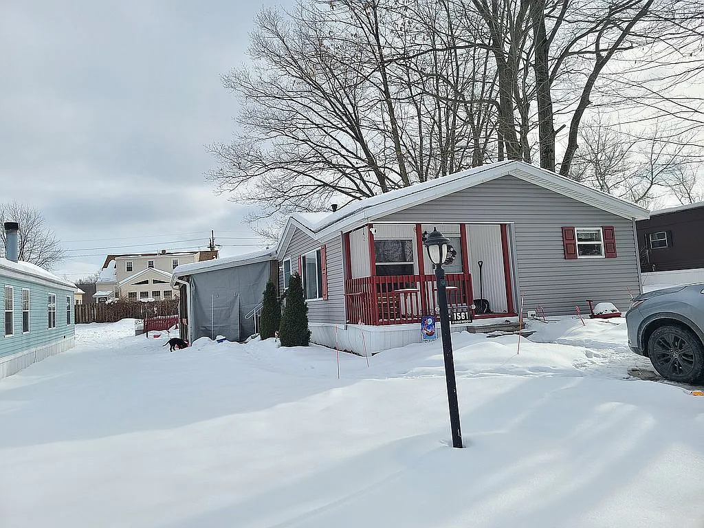1561 Edgewood Dr photo 1