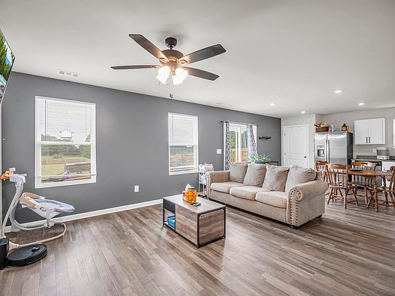 3rd image of 113 Field Crest Ln