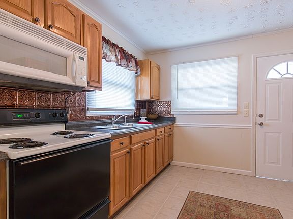 4th image of 203 Robinette St