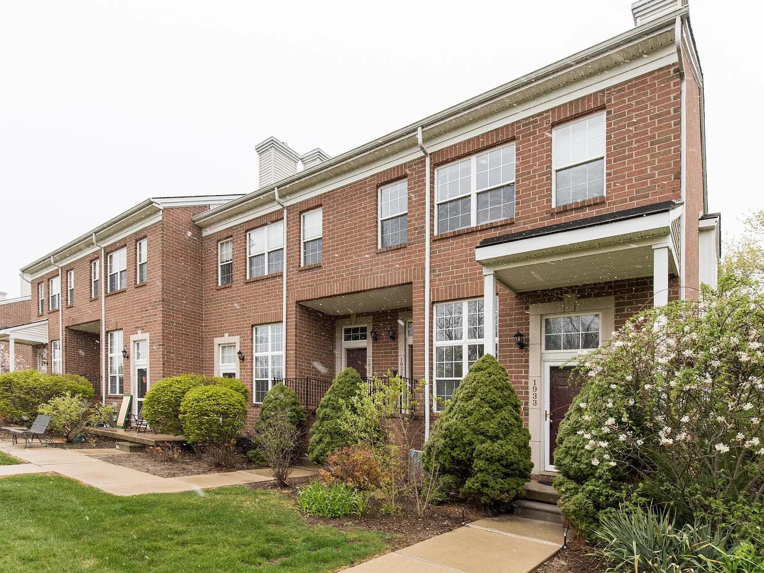 2 bed, 926 sqft, $2,200 — Photo 1