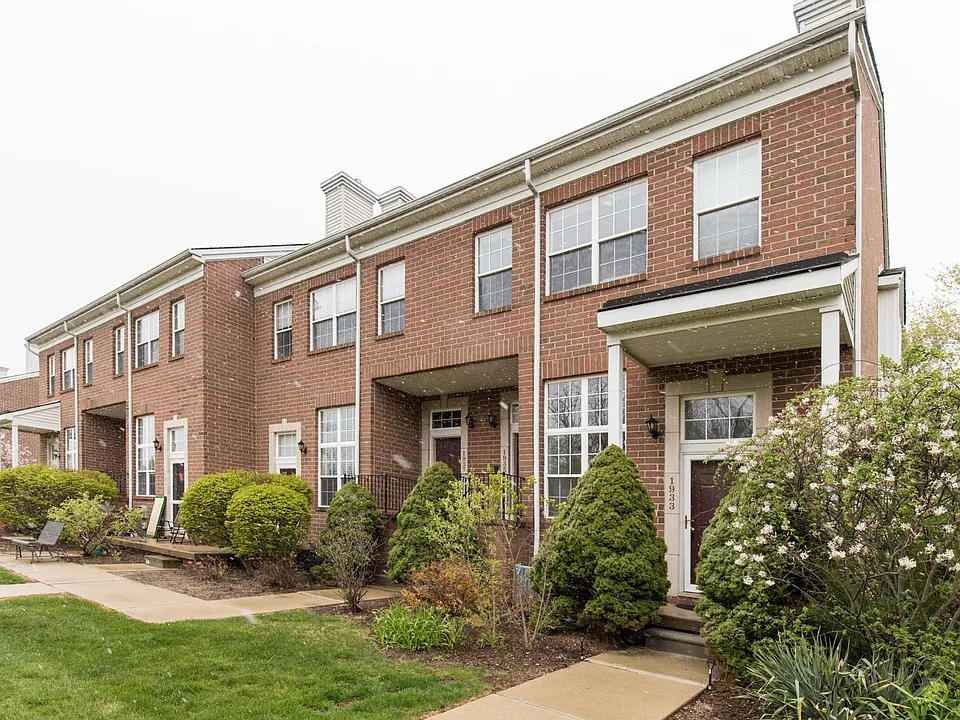 1933 Lindsay Ln