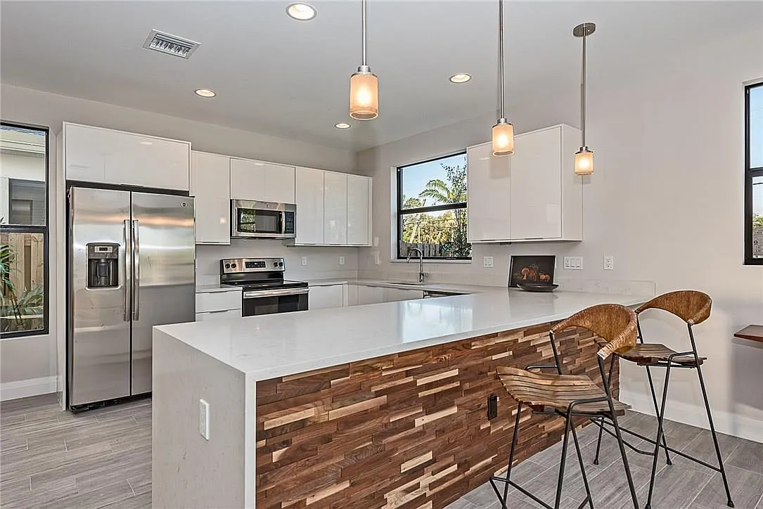 3 bed, 2.5 bath, 2130 sqft, $3,950 — Photo 4