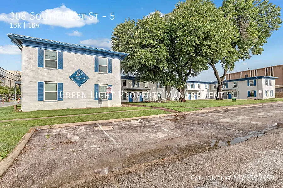 Updated 1-Bd Apartment steps from Downtown Arlington & UTA! — Photo 2