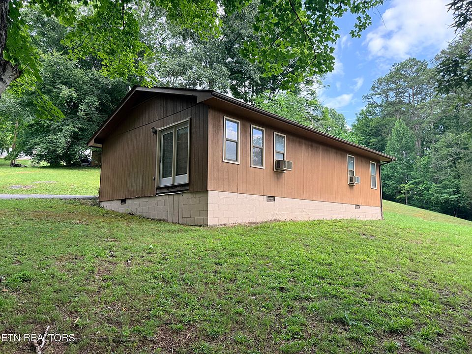 1st image of 445 Deer Trail Cir