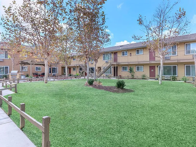 Newport Gardens Apartments — Photo 7