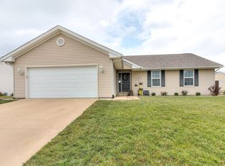 1015 N Possum Trl, Villa Grove, IL 61956