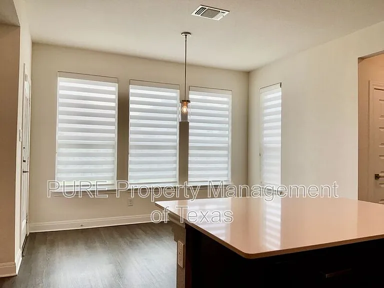 1008 Brenham Ln — Photo 15
