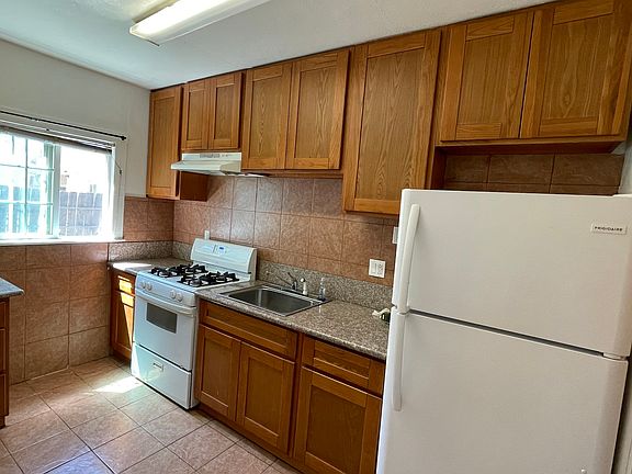 5th image of 2300 Holly St APT B