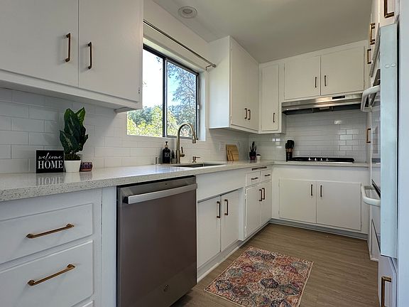 5th image of 2849 Waverly Dr APT 16