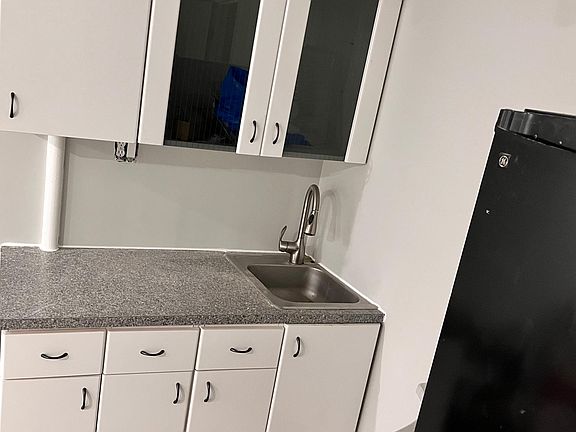 3rd image of 3726 Laurel Ave Floor 1