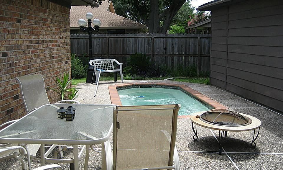 A PERFECT PLACE  TO CHILL!  POOL LIGHTS CHANGES COLORS.  PICK YOUR COLOR . ALSO IT IS A HEATED  JACUZZI .......