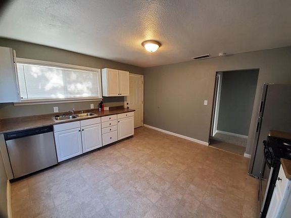 4th image of 217 Ash St