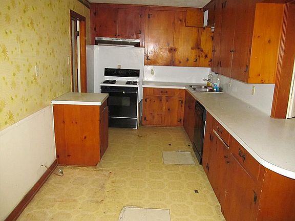  KITCHEN WITH STOVE AND DISHWASHER