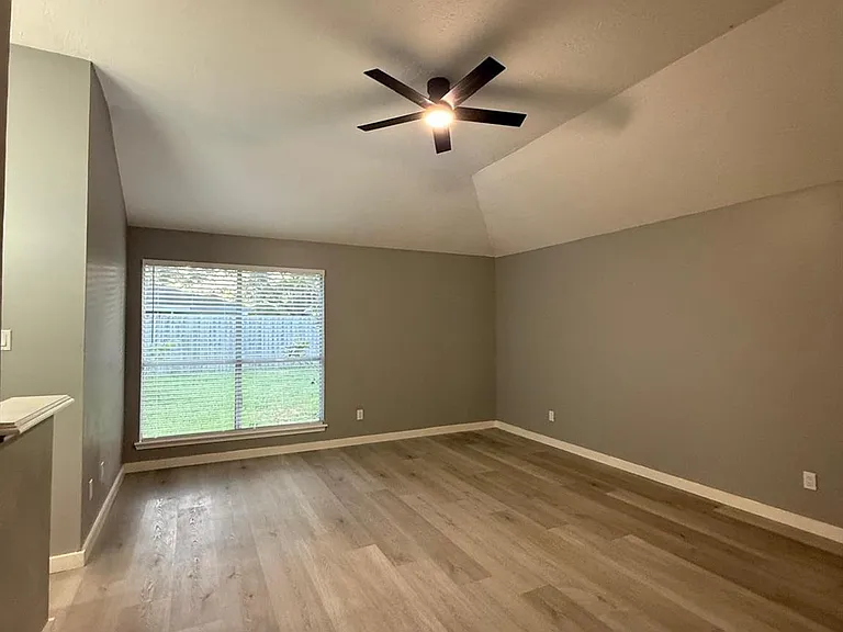 1019 Western Springs Dr — Photo 7