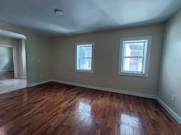 4th image of 564 Howard Ave #2R