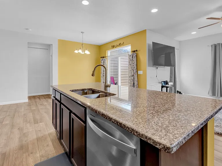 1086 McMurdo Cir — Photo 14