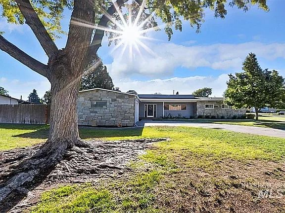 5th image of 842 Mountain View Dr W