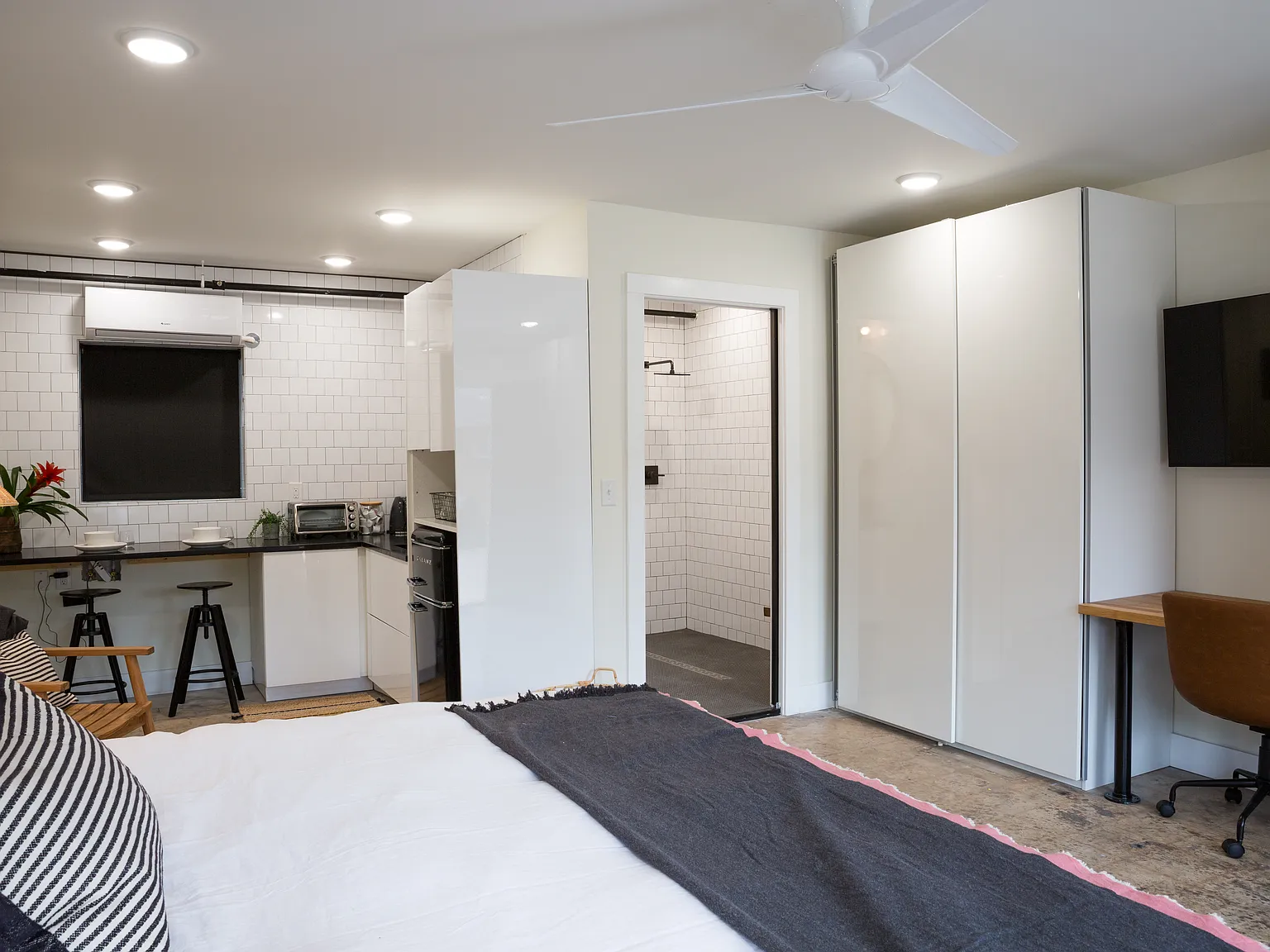 Studio, 350 sqft, $1,500 — Photo 3